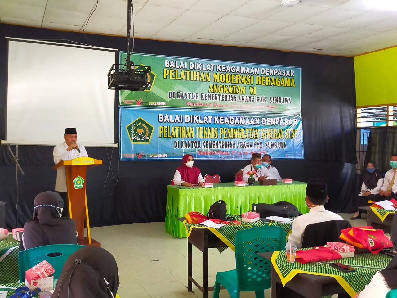 Pelatihan Moderasi Beragama dan Peningkatan Kinerja Staf di Kabupaten Sumbawa 